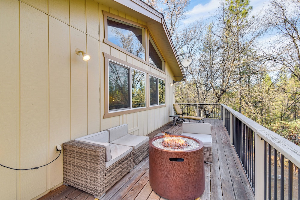 Deck + Fire Pit: Pine Mountain Lake Getaway!