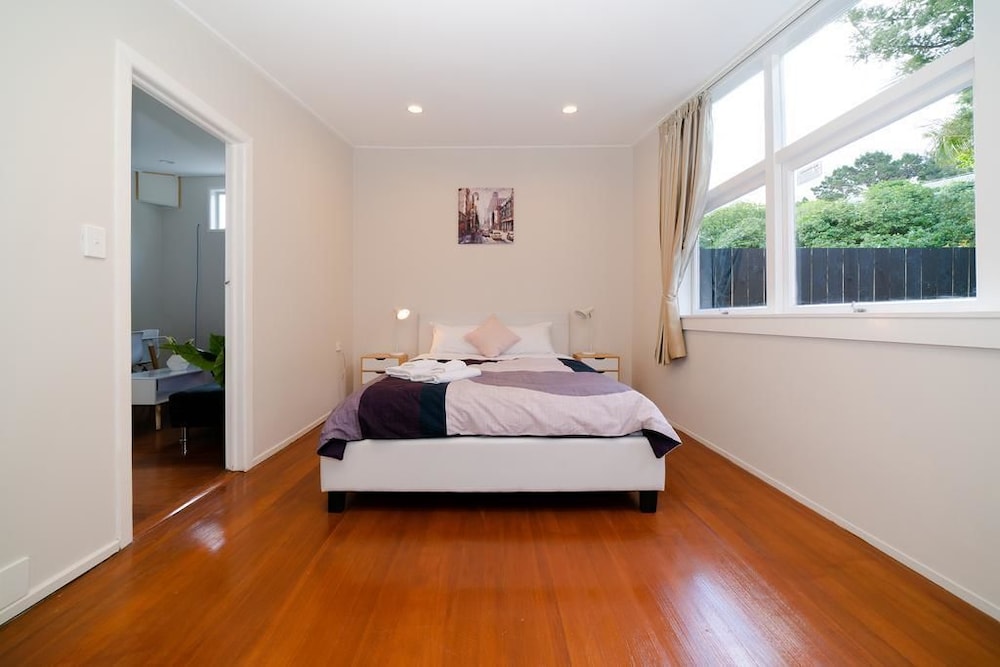 Takapuna Central Spacious & New Home photo 2