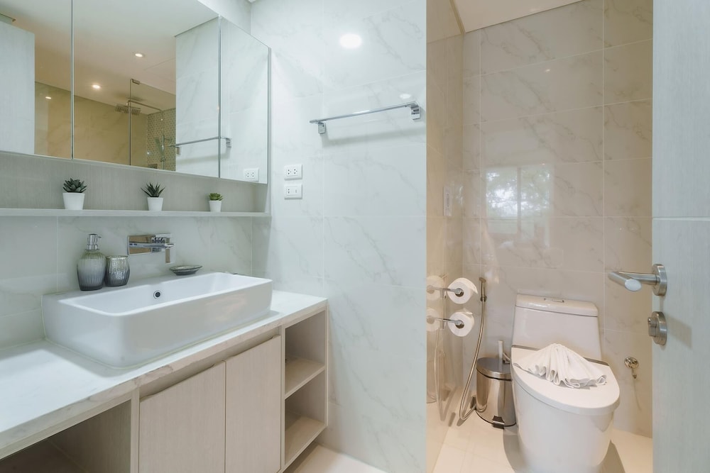 Cassia Exclusive Lake View Condo, Bang Tao Beach