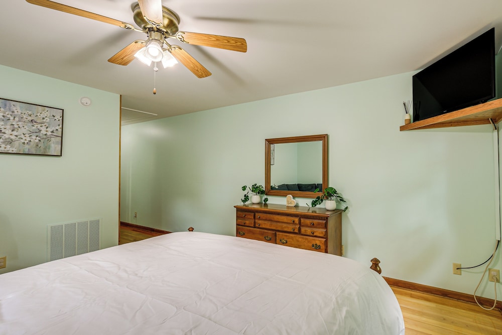 5 Mi to Lake Robinson: Bbq-ready Home w/ Pool