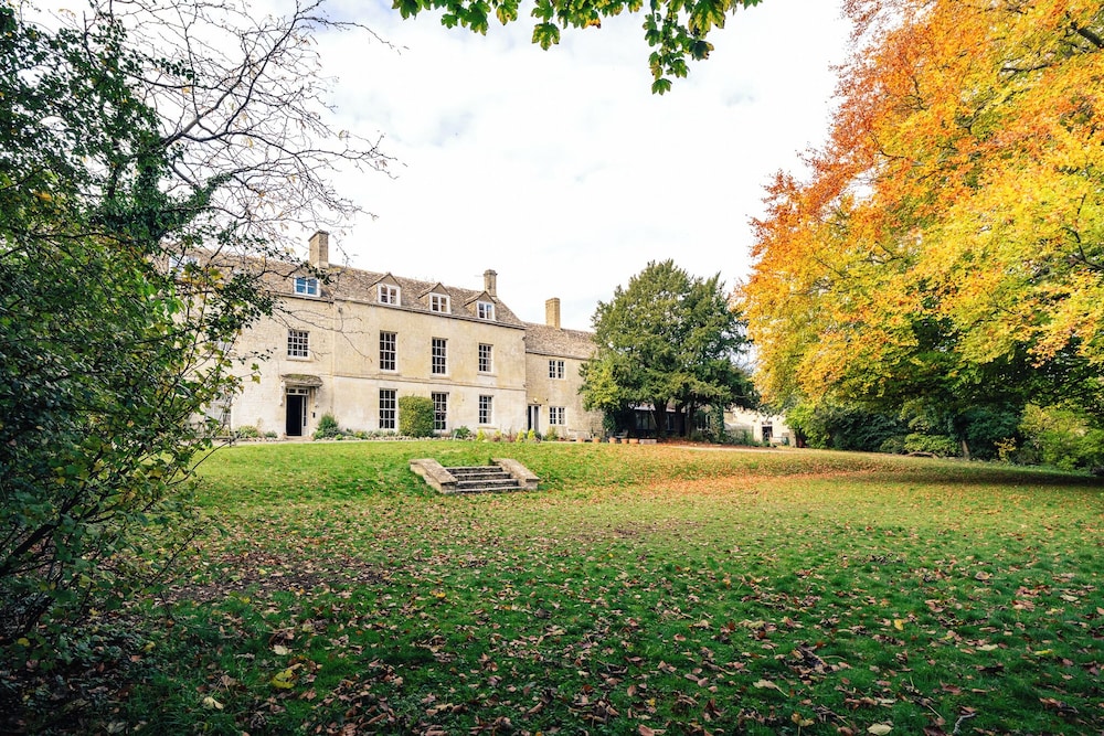 Stunning 8-Bedroom Home in Painswick