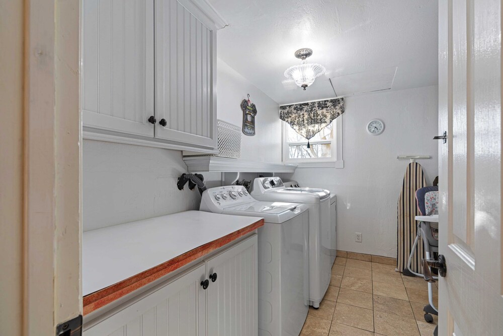 Victorian Manor In Paso Robles Wine Country + Pool, Hot Tub, Firepit, Tennis Court Sleeps 28