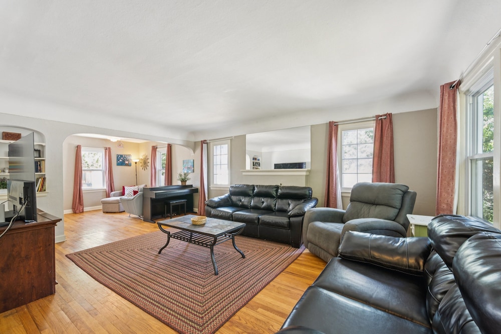 Charming Home Near Unc & Dt Greeley 5 Bedroom Home