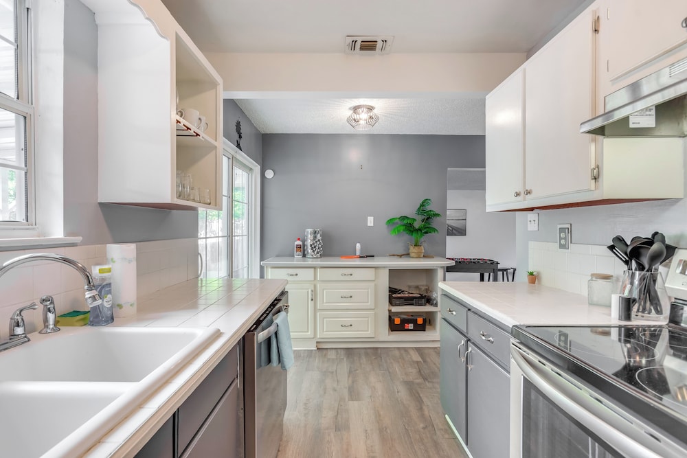 Game, Swim & Explore: Family Home in Pensacola