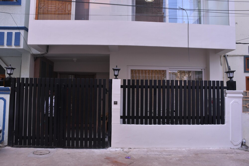 Luxuryhouse-3br-free Car & Driver-balcony-wifi view 2
