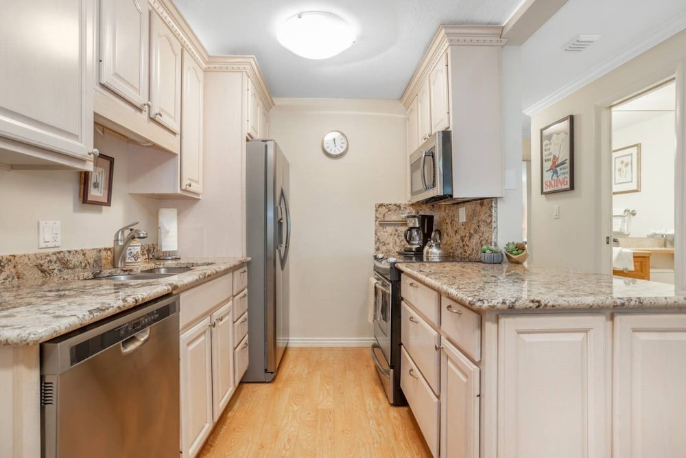 Convenient 2 Bedroom Condo in Vail Near Golden Peak Lift - Walk to Shops, Skiing & More