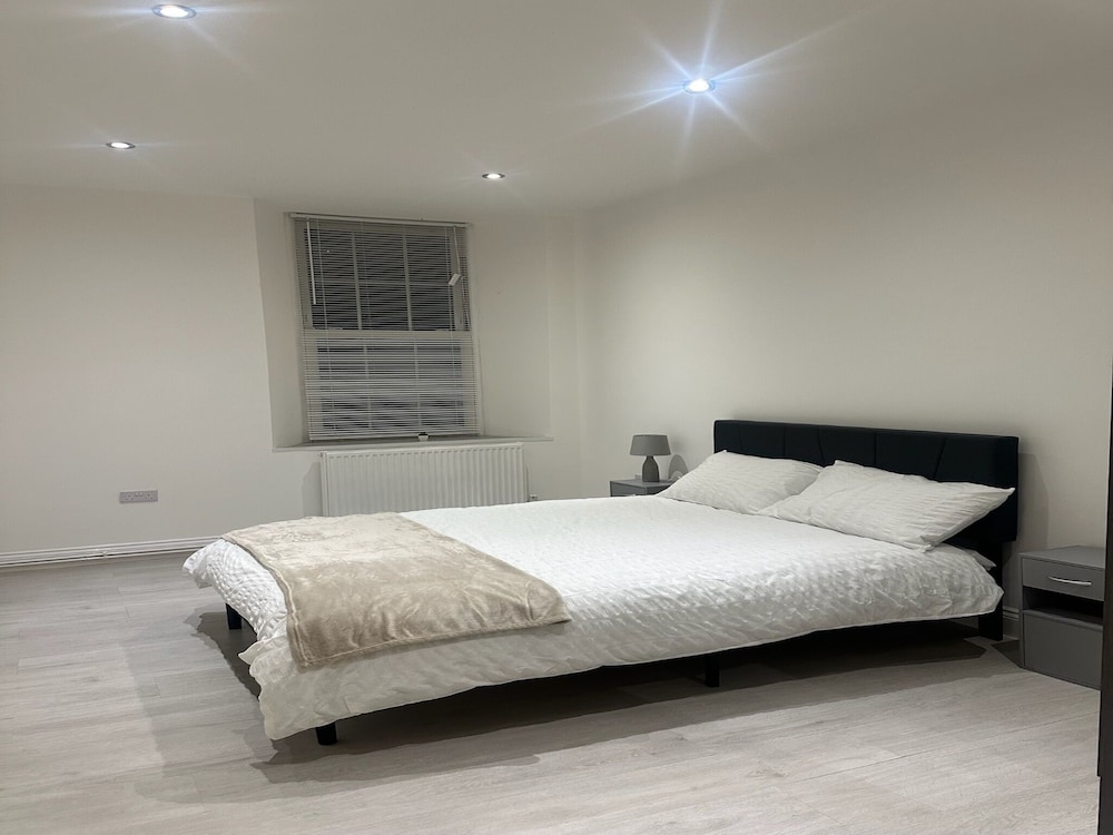 Charming 1-bed Apartment in Walton on the Naze view 3