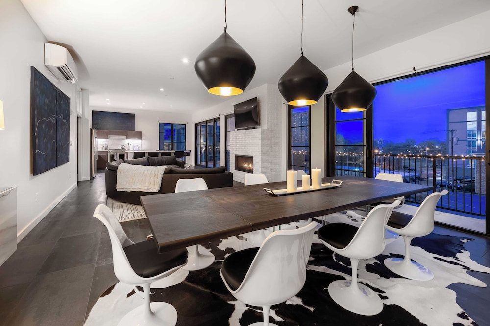 121 Hotel Floor 1 & 2 by Avantstay Sleeps 34, 10 Units in Nashville