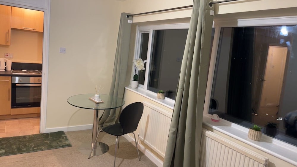 Modern Apt - City Views - Parking - Sleeps 3