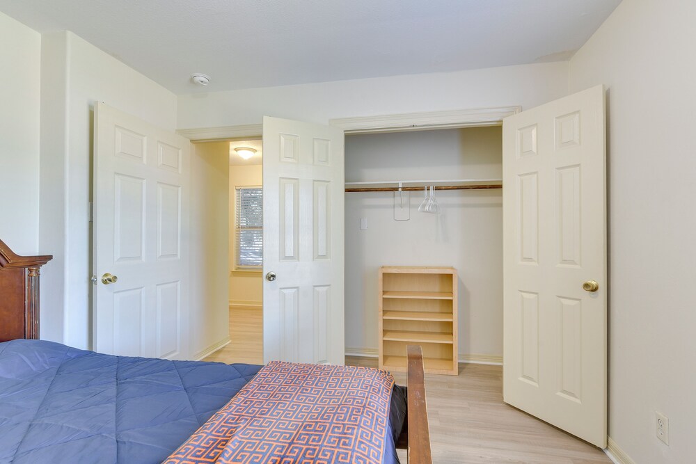 4 Mi to NRG Stadium: Spacious Houston Townhome!