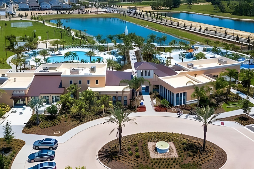 Luxury 5-bed Home With Private Splash Pool