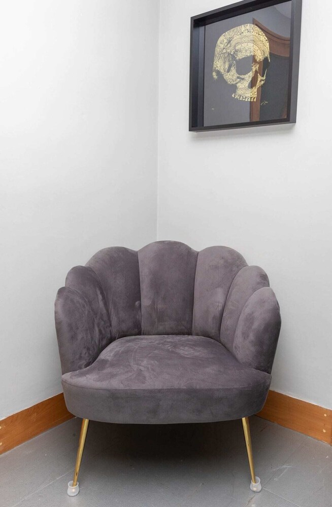 Stylish 2 Bedroom Converted Victorian Storefront