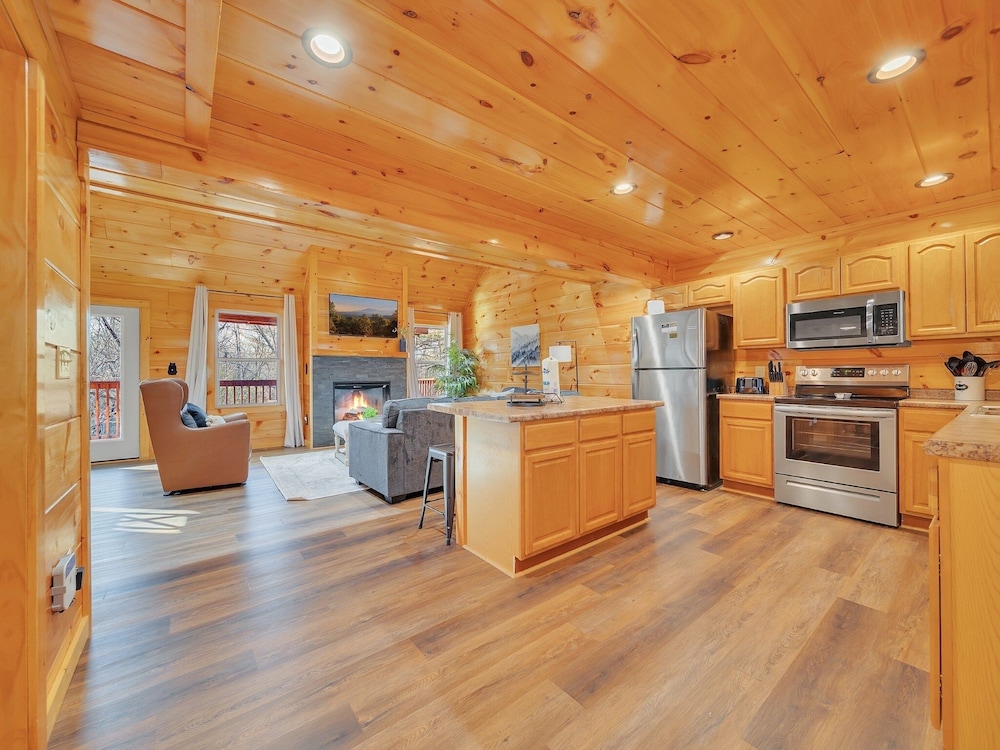 Bear Hug Hideaway 2 Bedroom Cabin