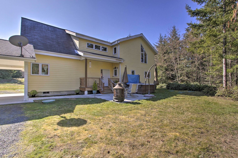 Hot Tub, Deck + Game Room: Port Angeles Home view 4