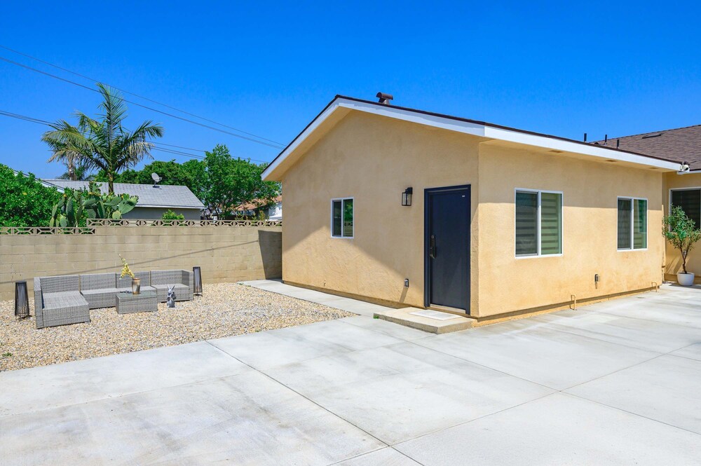 Modern Private Home w Full Kitchen Parking