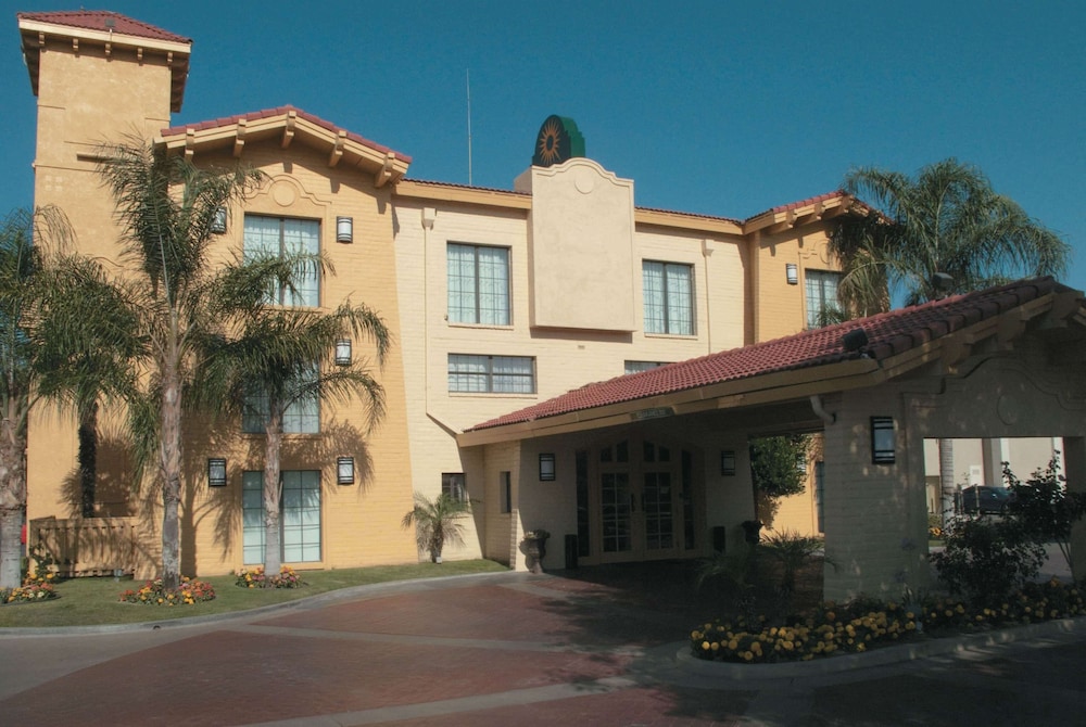Hotel La Quinta Inn by Wyndham Bakersfield South - Image 1