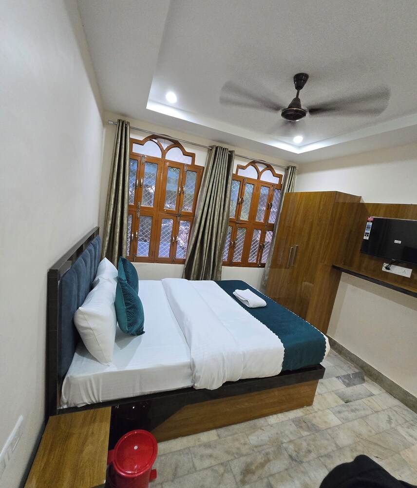 Rudra PGH - just near Temple & Ghats
