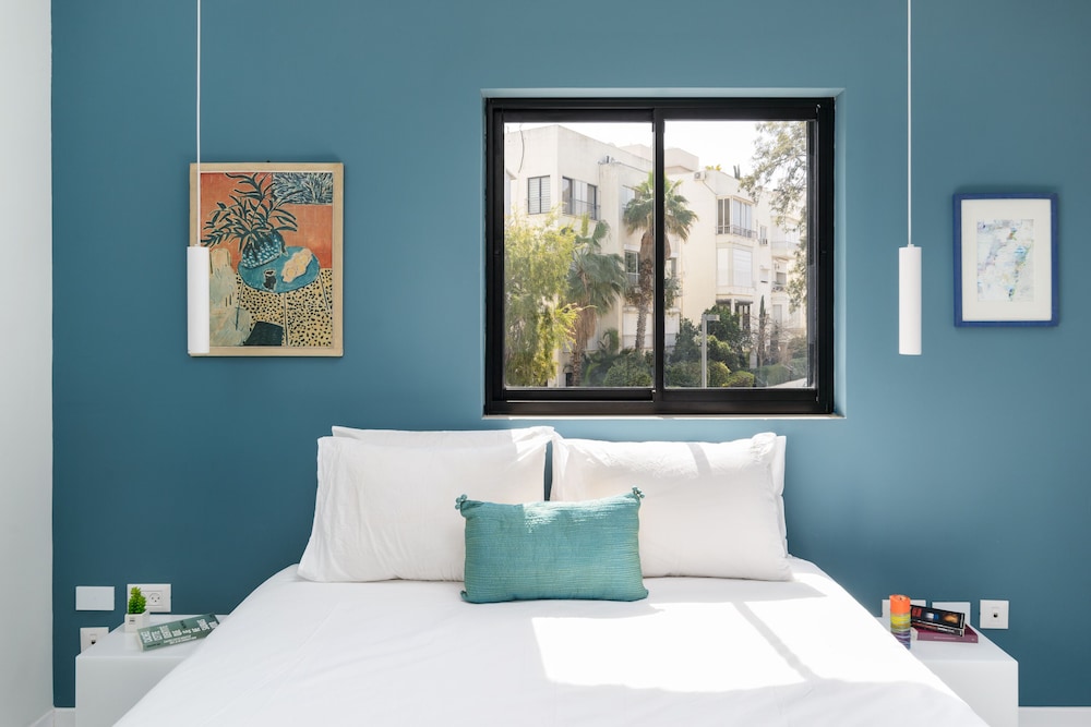 New Design & Sunny Balcony in TLV Center view 3