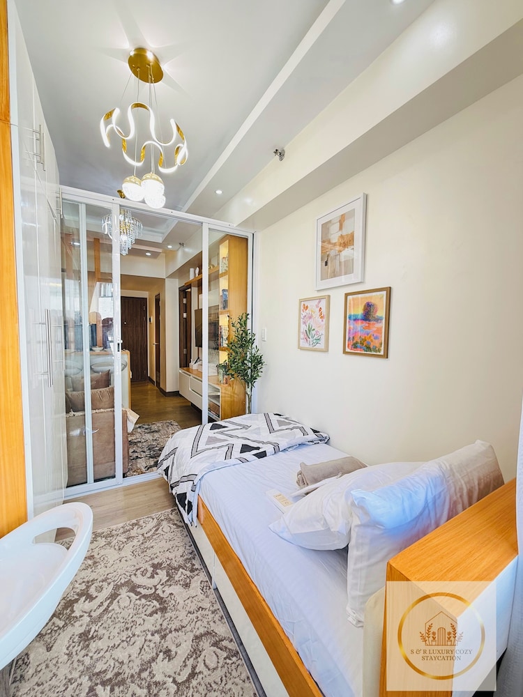 Cozy Retreat w/Balcony Near SM Mall/NAIA Airport