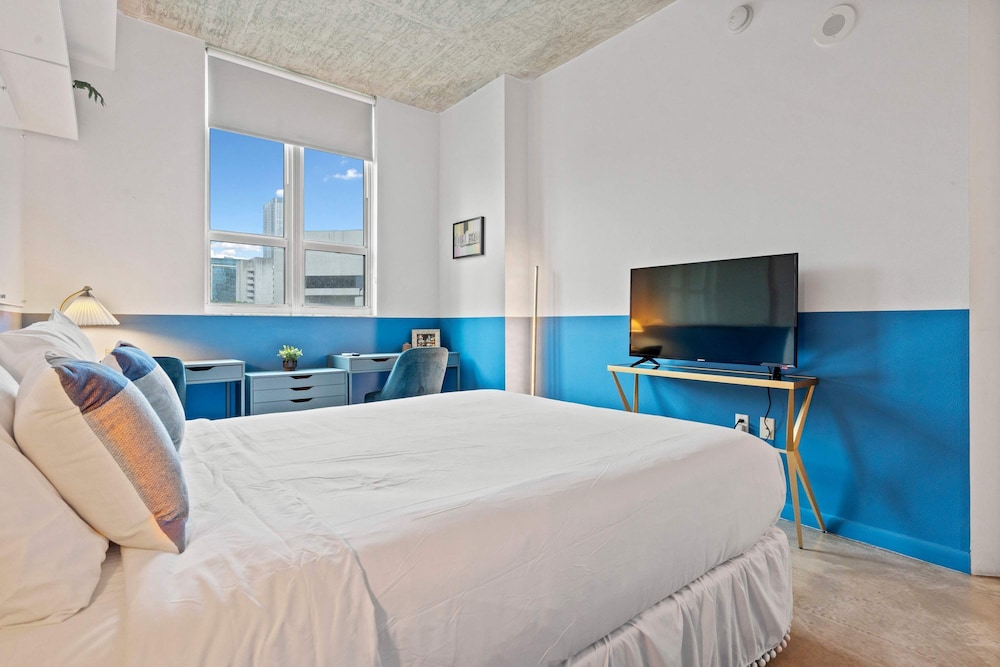 Stylish City Loft Downtown Steps to Bayfront Park