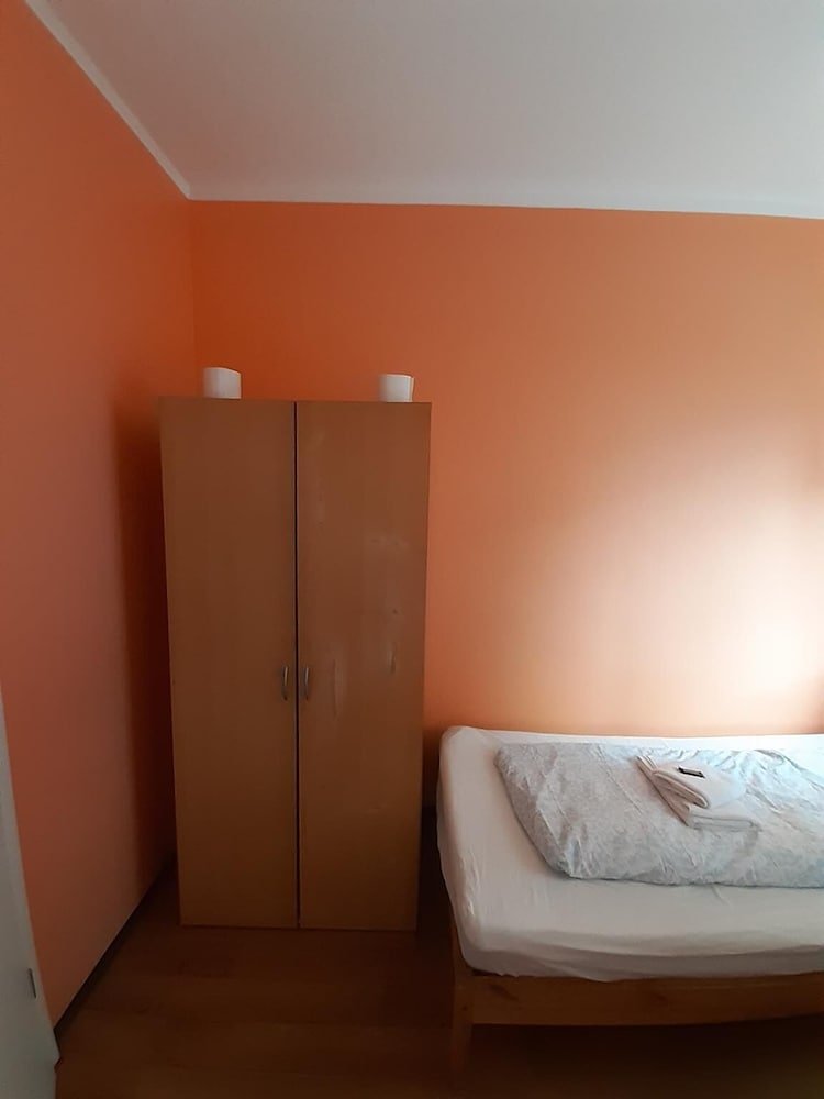 2-Rent Group Hostel Rooms&Apartments TUB19A
