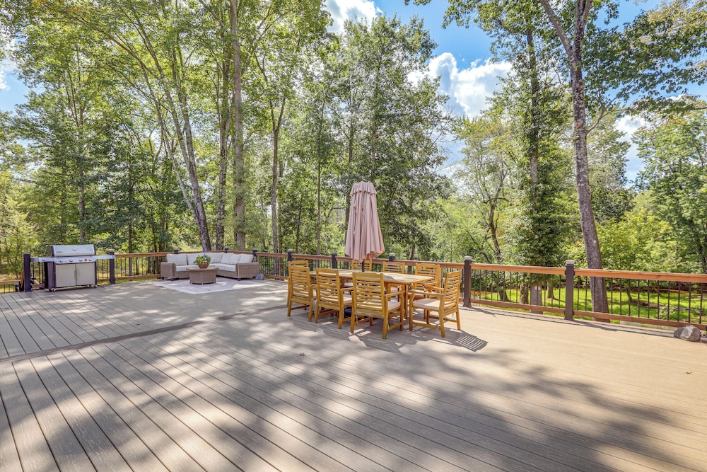 Deck, Sauna & Fire Pits: Upscale Belle Mead Cabin