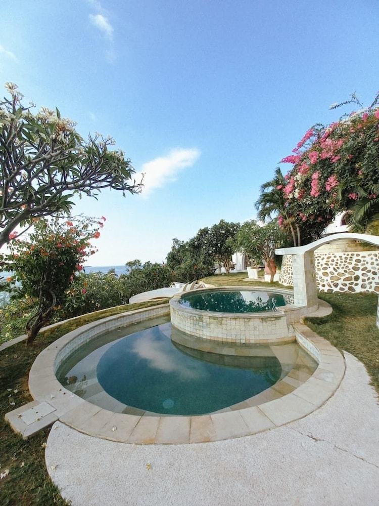 Mentigibay Dome Villa Lombok