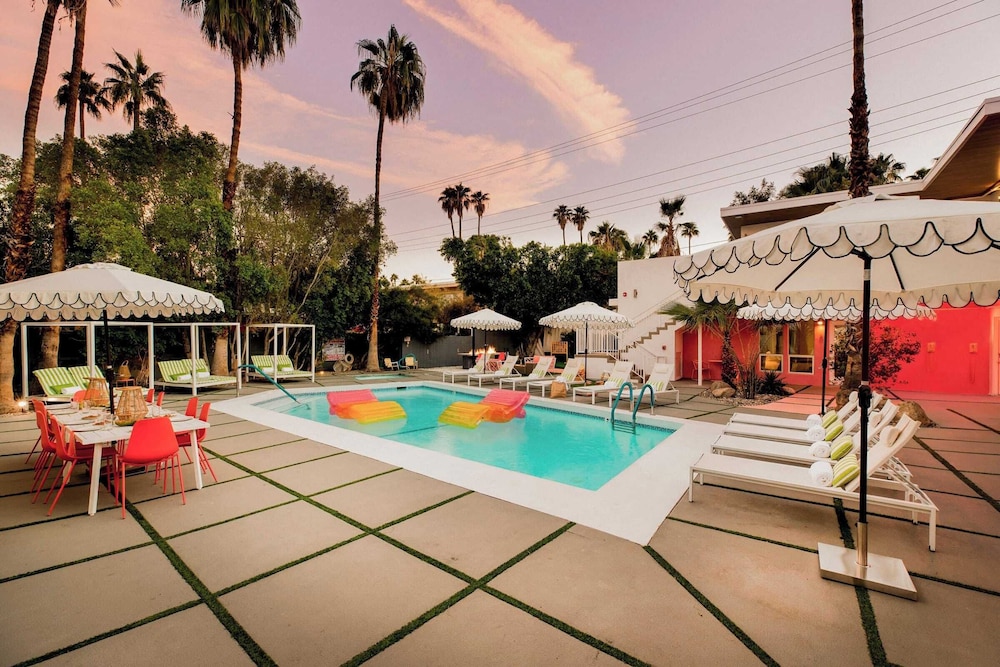 3 Private 1 Bedroom Units at The Wesley! Sleeps 12!