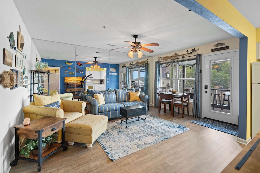 Latibe Retreat Lakefront Condo for 4 w/ Balcony & Pool Access