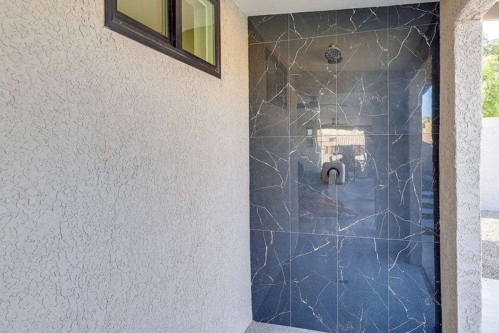2 Mi to Windsor Beach! Updated, Sleek Family Home