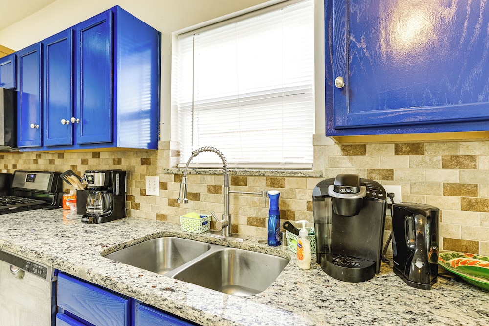4 Mi to Old Town Spring: Family Retreat w/ Yard!