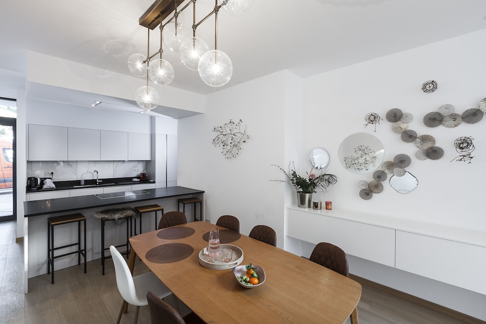 Unit 5 - Trendy Smart Home Triplex Private Garden & Parking