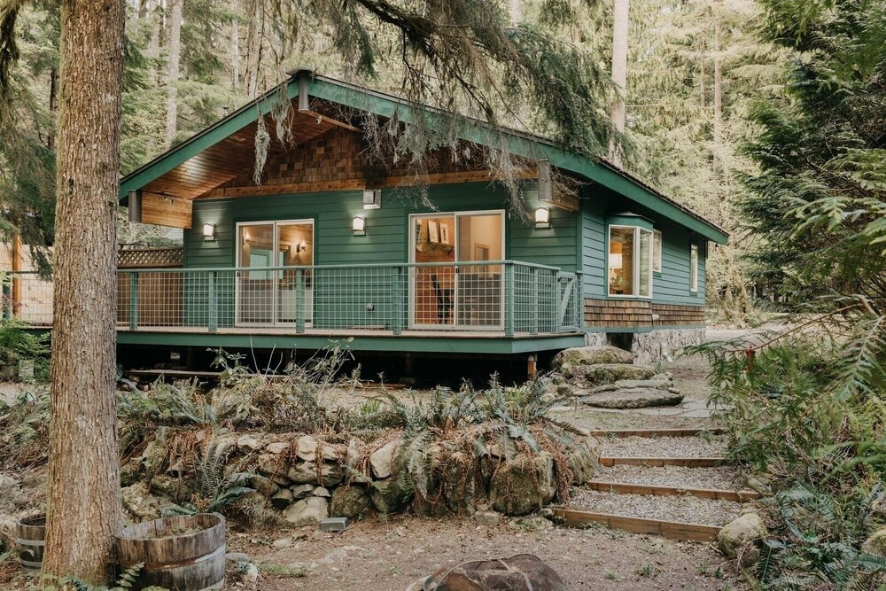 60gs - Pets Ok - Soaker Tub - Deck 2 Bedroom Cabin by RedAwning
