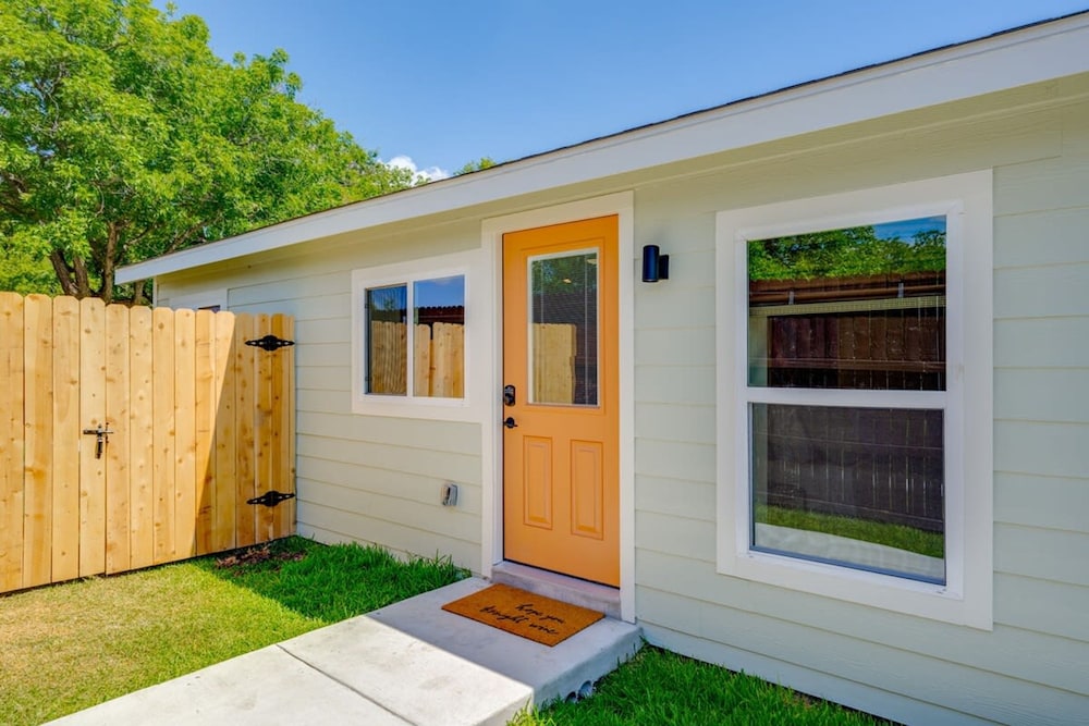 Modern 3 2 two Kings hot tub Fire pit 16min to Wine Trail Nearby Pickleball Courts Pools