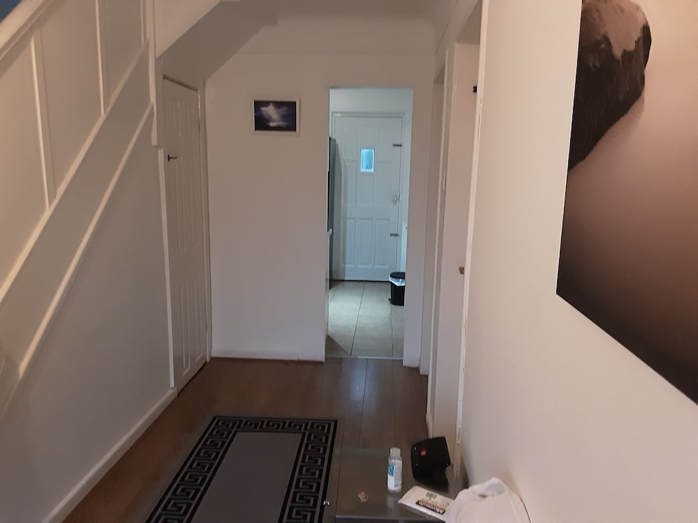Semi-rural House - Sleeps 3 - Pet- Parking- Garden view 2