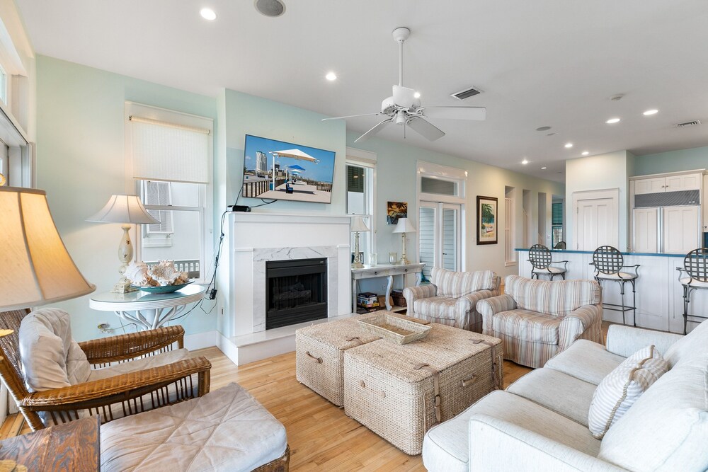 Palm House - Private Beachfront House 3 Bedroom Home by RedAwning