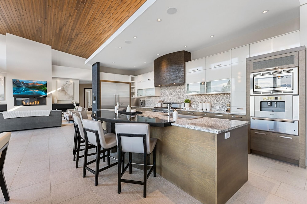 Lakeview Luxury Home in Vineyard w Infinity Pool hot tub