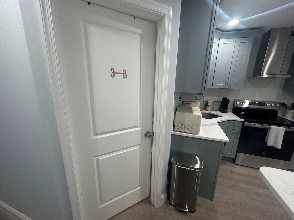 Cozy 2-3 Bedroom Apt in Center City