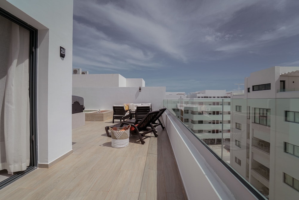 Fantastic Beach Penthouse With Rooftop BBQ