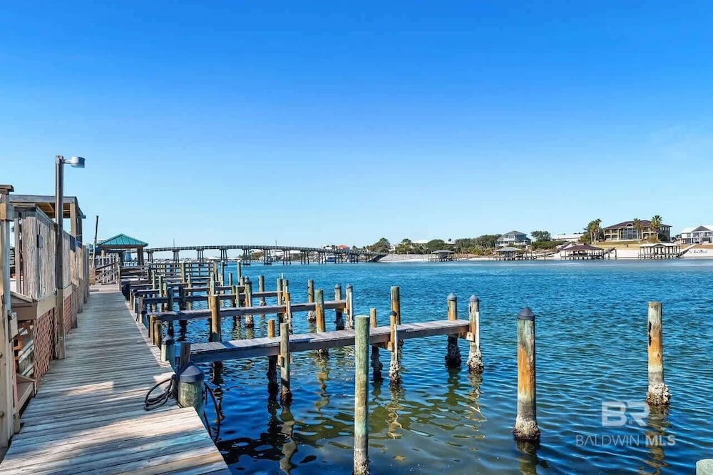 1 bed Beach Pools Waterfront Boating Palmaway