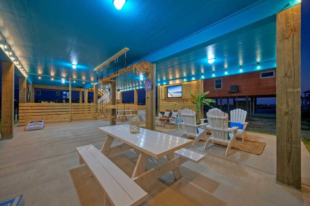 Sleeps 24 2 Homes, Priv Pool, Swing Bar, Patio Lounge Near Nature Preserve