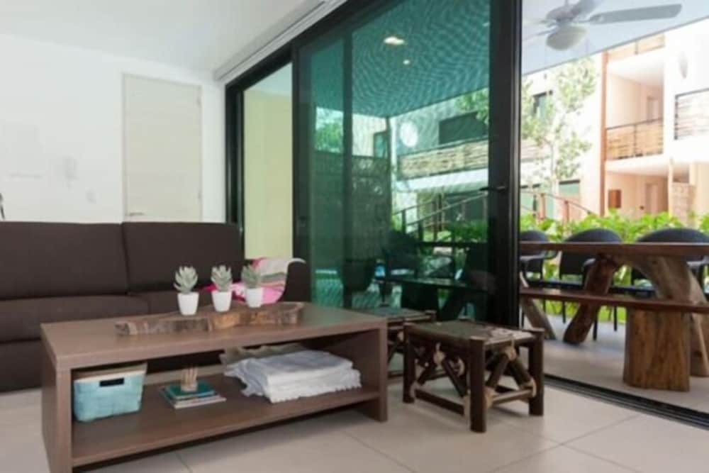 Spacious Contemporary 2 Bed Swim Up Condo- ENCANTO 102 – By Salt-Kisse view 4