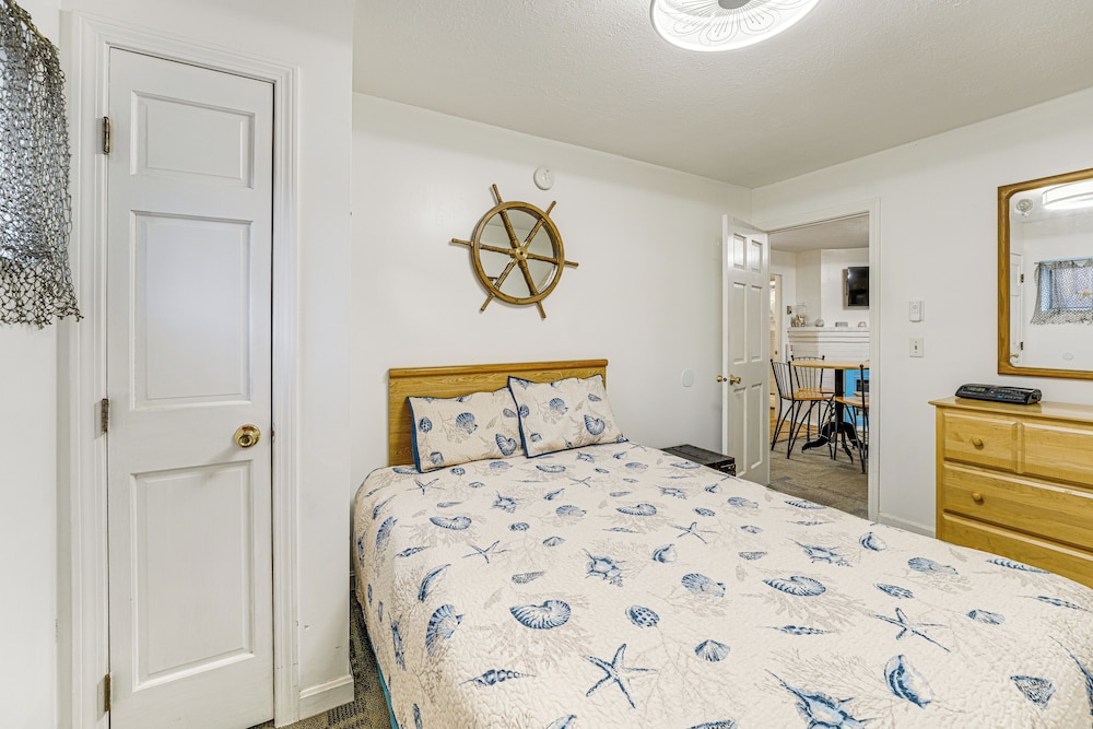 Walk to Ocean & Pier: Prime OOB Condo!