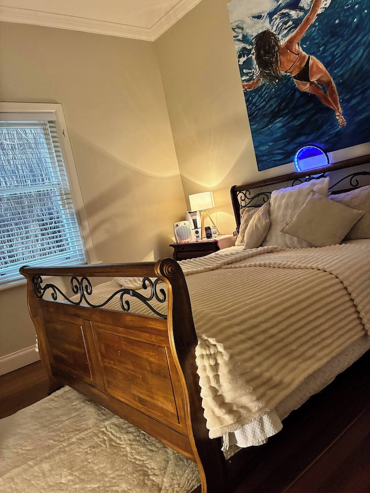 Cozy Tusmore Apartment With Private Garden City View Near Burnside Village Mall