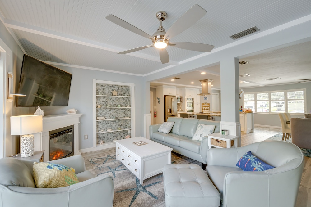 Sarasota Home w/ Pool: 4 Mi to Siesta Key Beach!