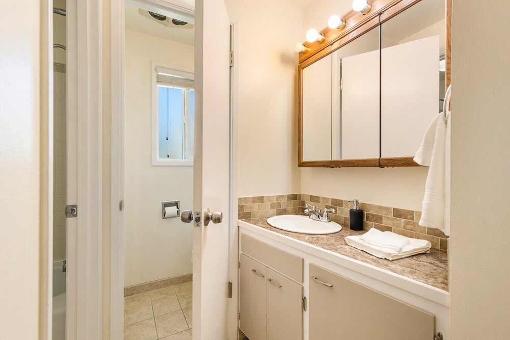 Family-friendly 2BR Home in Lynnwood w Parking