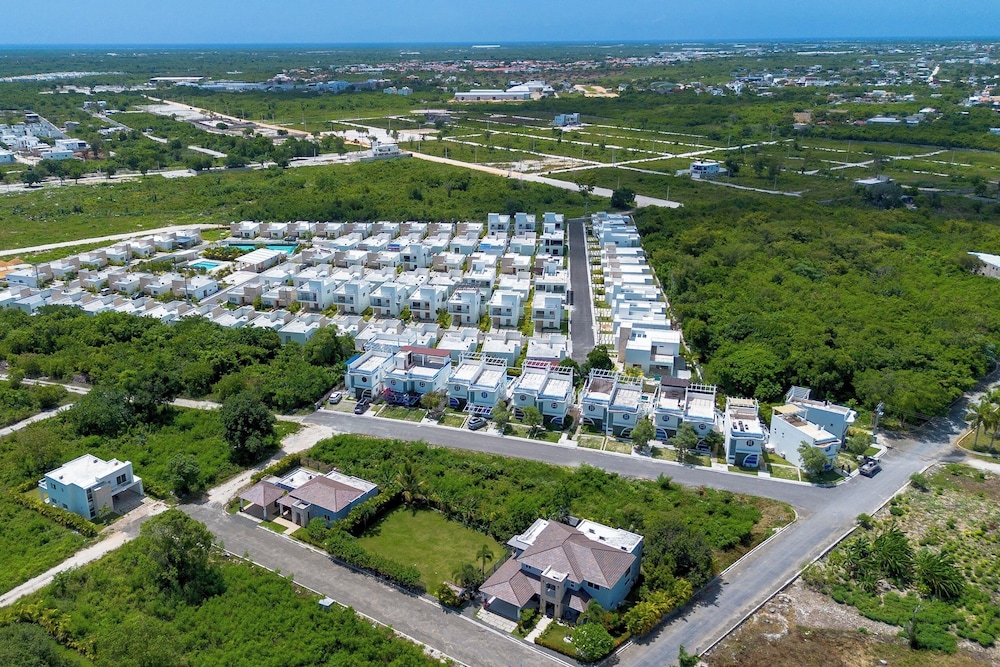 3BR Villa With Pool Rooftop and BBQ Gated Area