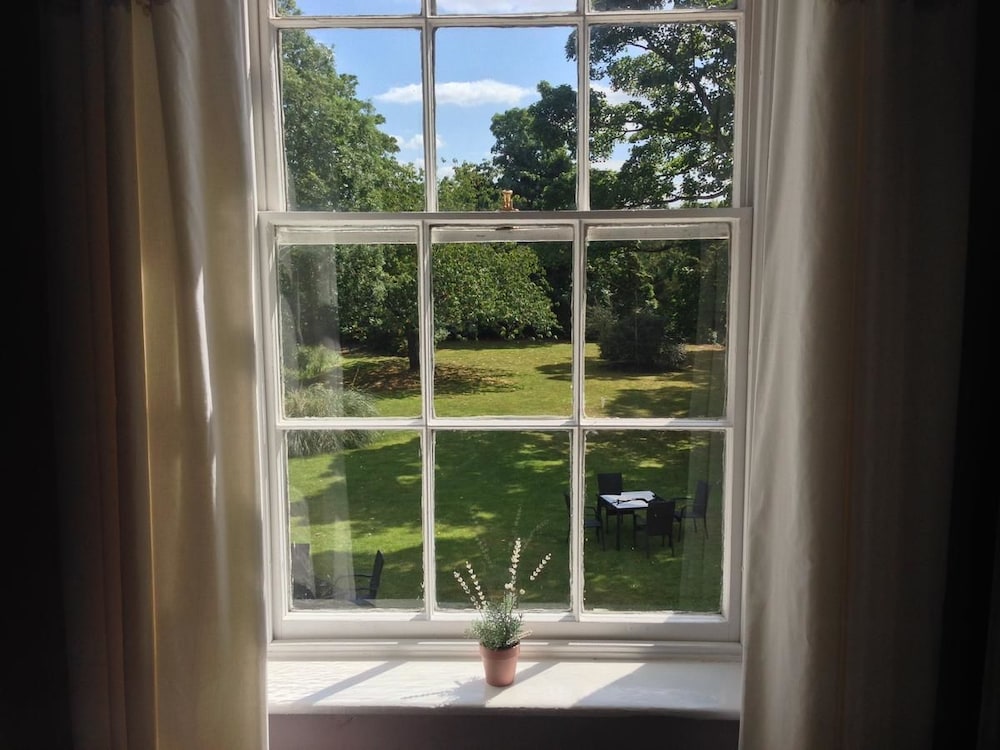 Little Mollington Hall