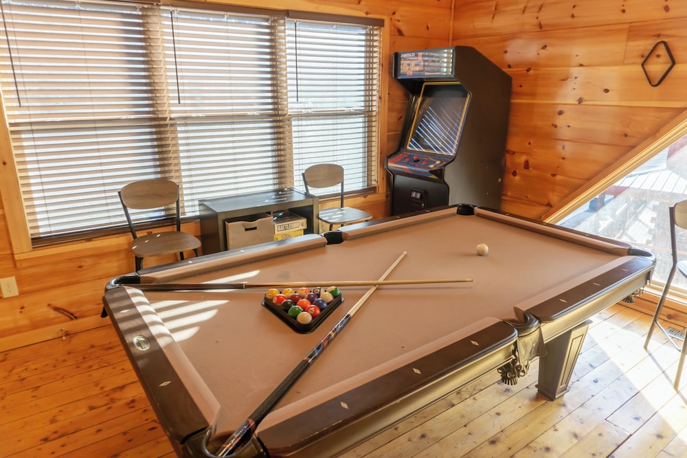 2 BR Pigeon Forge Home w/ Porch & Hot Tub