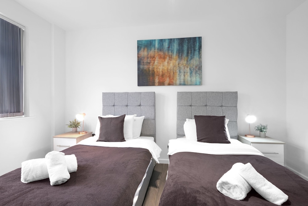 Spacious 5BR 3BA Serviced Hse in Croydon